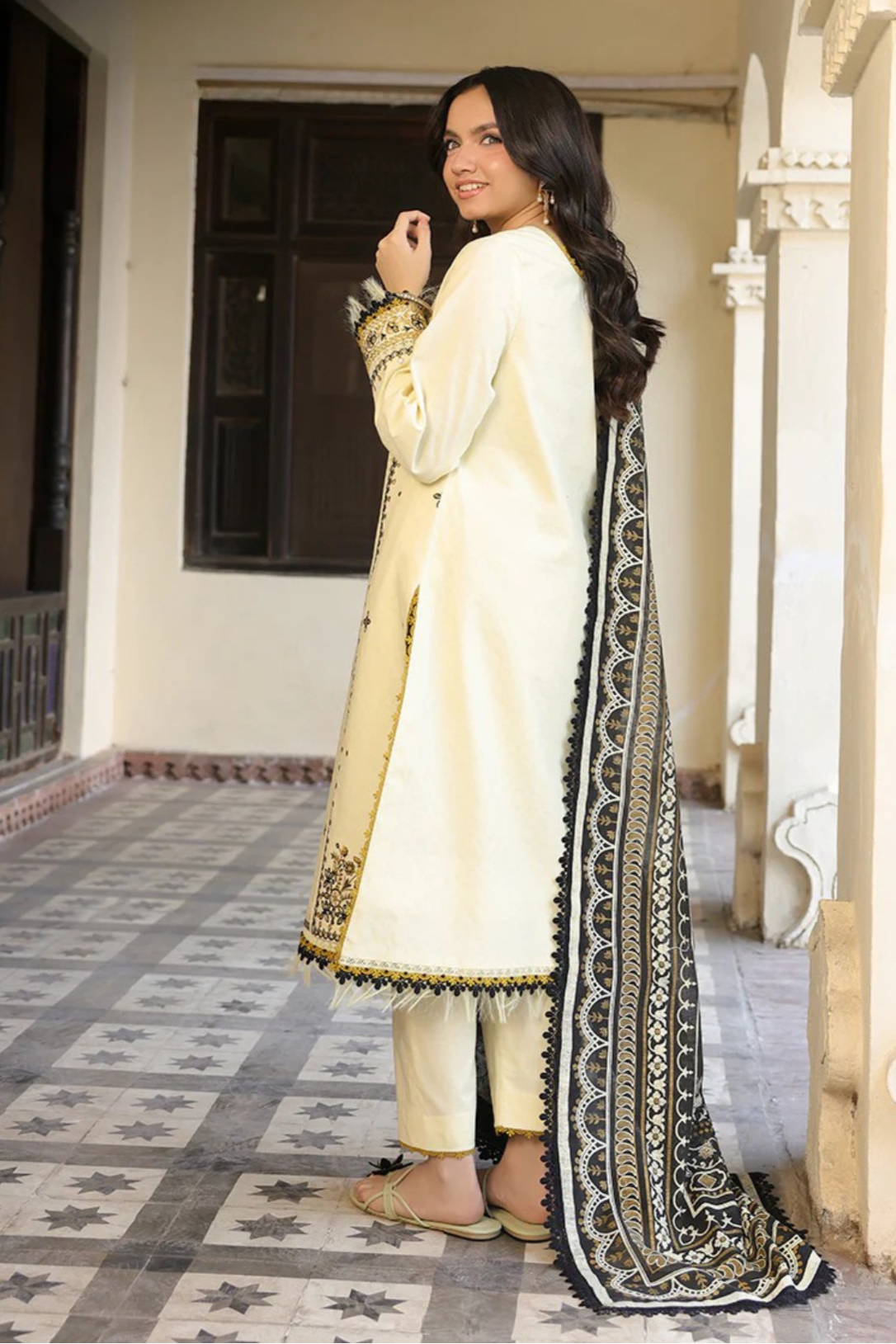 Asim Jofa - 3Pc Lawn Embroidered Shirt With Manaar Printed Dupatta And Trouser