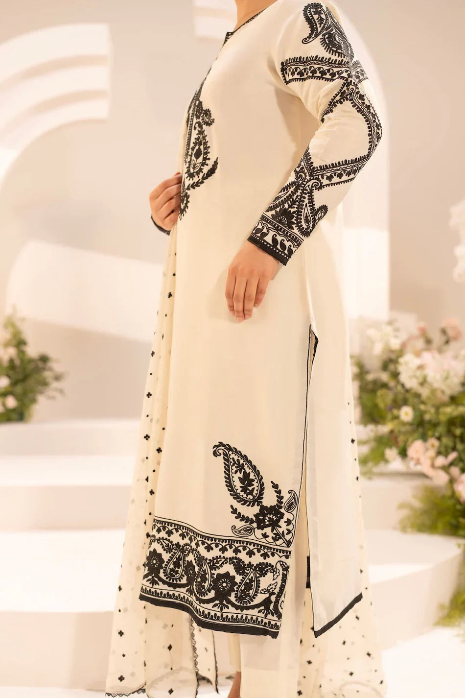 Agha Noor - 3Pc Lawn Embroidered Shirt With Khaddi Net Embroidered Dupatta And Trouser