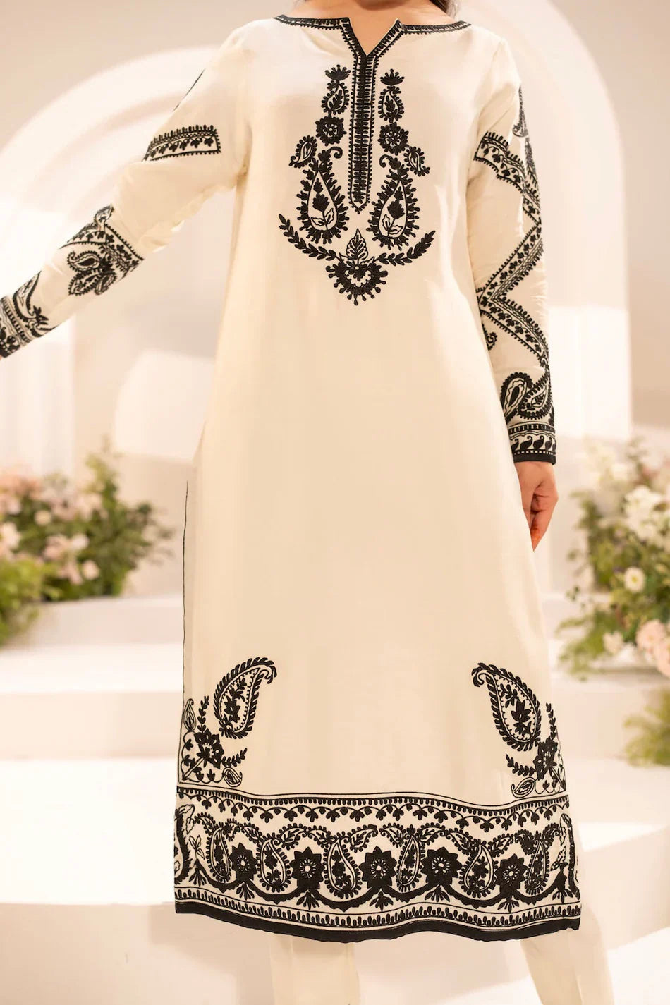 Agha Noor - 3Pc Lawn Embroidered Shirt With Khaddi Net Embroidered Dupatta And Trouser