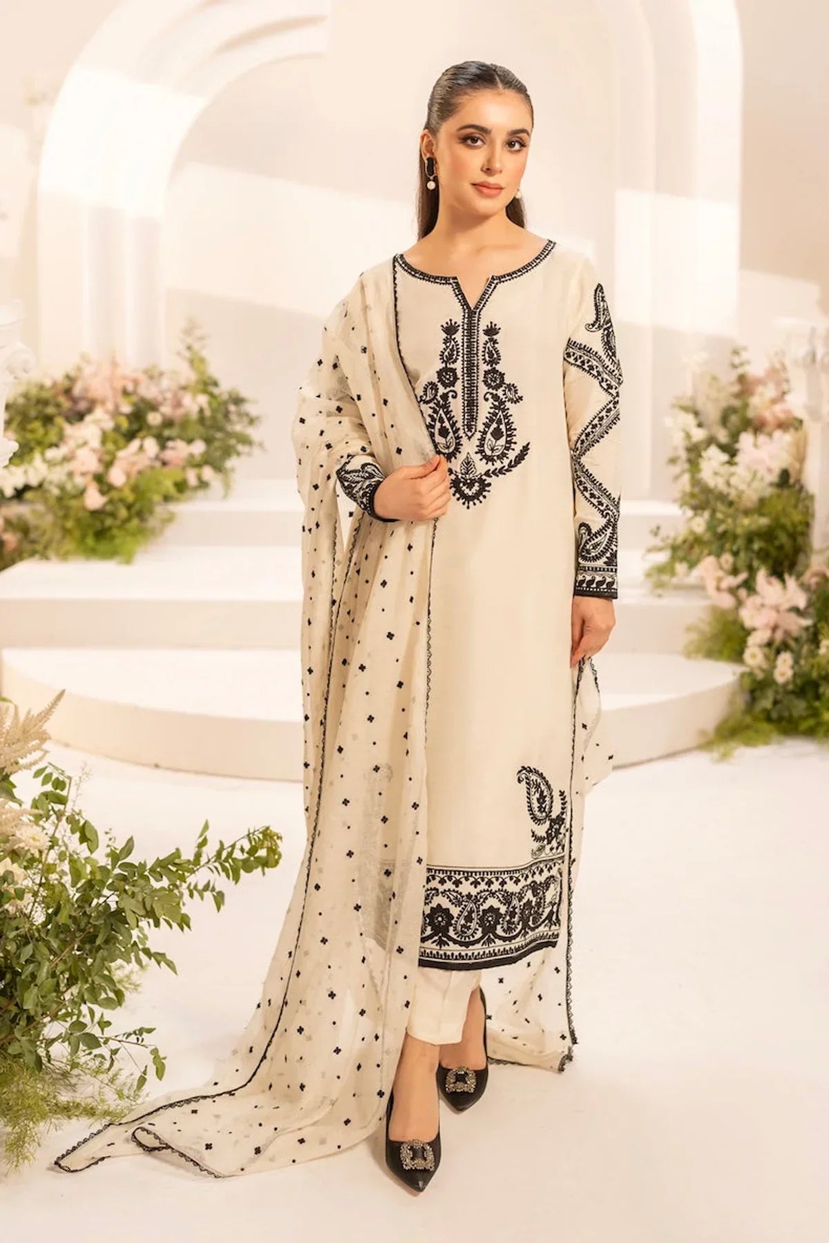 Agha Noor - 3Pc Lawn Embroidered Shirt With Khaddi Net Embroidered Dupatta And Trouser